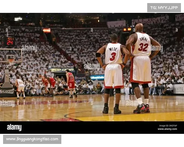 一个头两个大！热火VS老鹰G3 奥尼尔坐在热火替补席旁观战